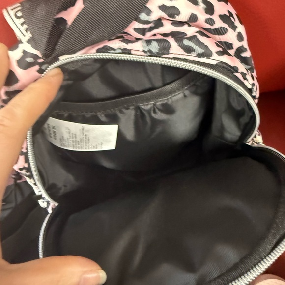 Hurley BUNDLE Black Tote and Pink Leopard Backpack with Flip Flops - Picture 8 of 9